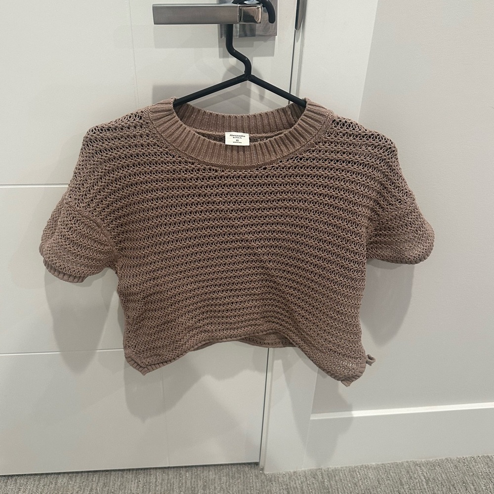 Abercrombie & Fitch knit short sleeve sweater. Light brown.